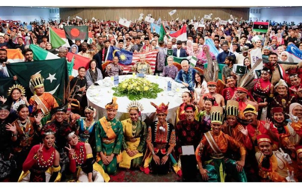 Ahmad Zahid dan Zambry bergambar bersama peserta dari 50 negara pada majlis peluncuran iFUTURE 2025 di WTCKL, Kuala Lumpur pada Sabtu.