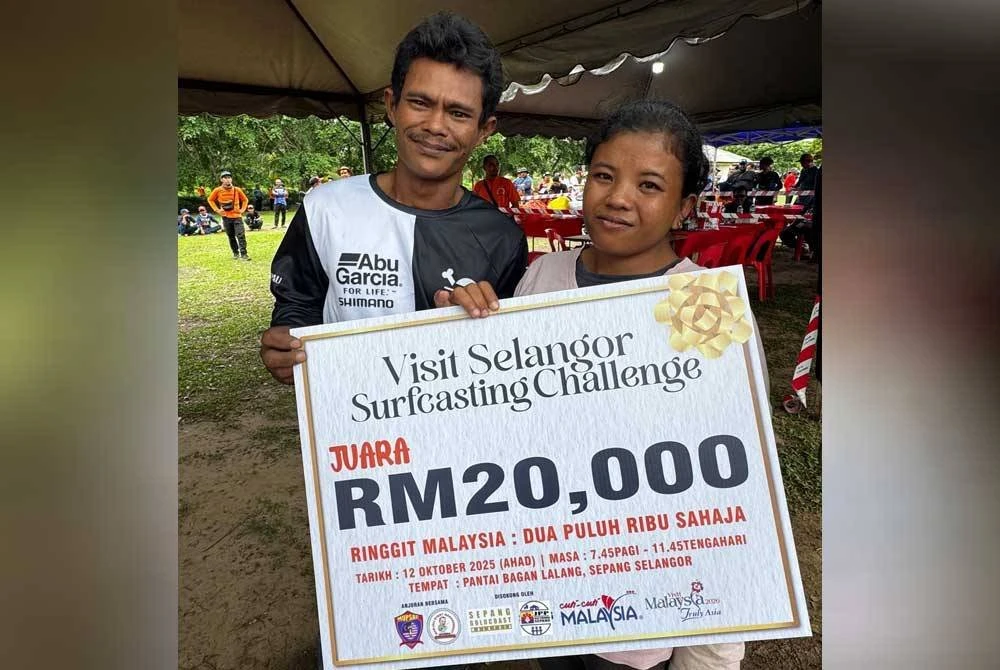 Sabri (kiri) yang ditemani isterinya, Indah gembira memenangi RM20,000 selepas menjuarai Visit Selangor Surfcasting Challenge di Pantai Bagan Lalang pada Ahad.