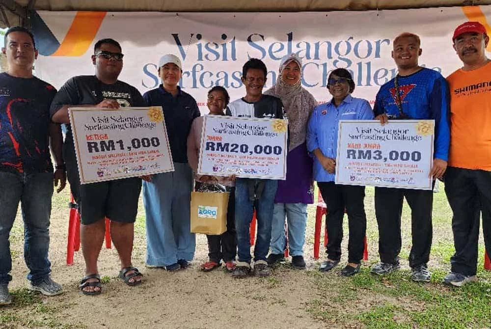 Mashitah (empat dari kanan), Vijayarany (tiga dari kanan) dan Nurlie (tiga dari kiri) serta Samsul Idham bersama pemenang Visit Selangor Surfcasting Challenge.