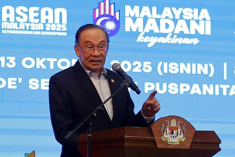 Perdana Menteri, Datuk Seri Anwar Ibrahim menyampaikan ucapan pada Majlis Perjumpaan Perdana Menteri Bersama Warga Jabatan Perdana Menteri bagi Bulan Oktober di Puspanitapuri hari ini. Foto Bernama