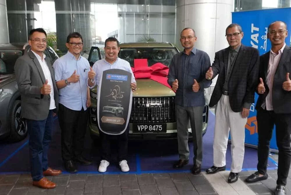 Aminuddin (tiga dari kiri) menerima replika kunci Jaecoo J7 yang disampaikan Ahmad Shahril (tiga dari kanan) bersama Ahli Lembaga Pengarah dan Jawatankuasa Pengurusan Bank Rakyat.