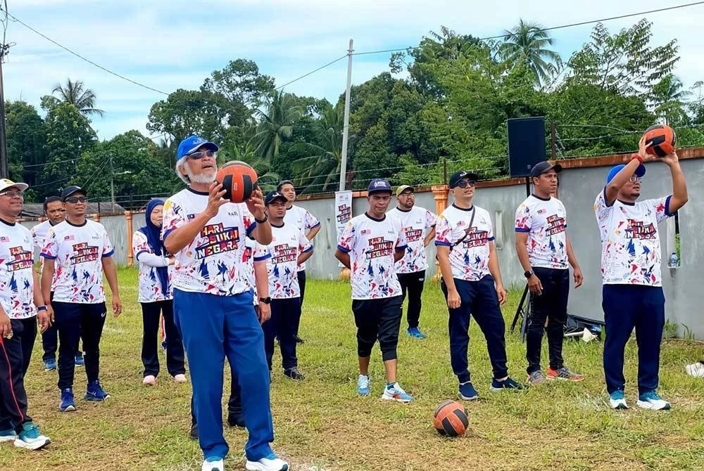 Khalid (kiri) turut sama memeriah sambutan Hari Sukan Negara 2025 Peringkat KADA yang diadakan di Pusat Latihan Pertanian (PLP) Jambu Merah di Kota Bharu pada Isnin. Foto: SINAR HARIAN/HAZELEN LIANA KAMARUDIN