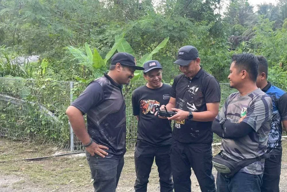 Perhilitan menggunakan dron bagi terus memantau dakwaan kehadiran harimau di sekitar Pangsapuri Sri Baiduri, Ukay Perdana di Ampang. - Foto: Perhilitan
