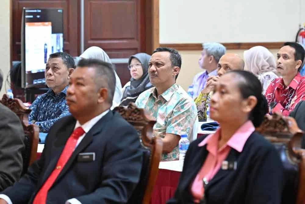 Muhammad Pehimi dan Rozi (tengah) tekun mendengar penerangan sempena ICCC 2025 yang diadakan di Langkawi, baru-baru ini. - Foto: Faris Lukman Marzuki/ UUM