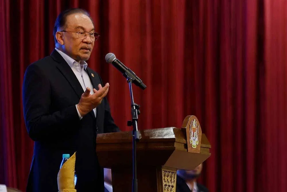 Perdana Menteri, Datuk Seri Anwar Ibrahim menyampaikan ucapan pada Majlis Perjumpaan Perdana Menteri Bersama Warga Jabatan Perdana Menteri bagi Bulan Oktober di Puspanitapuri hari ini. Foto Bernama