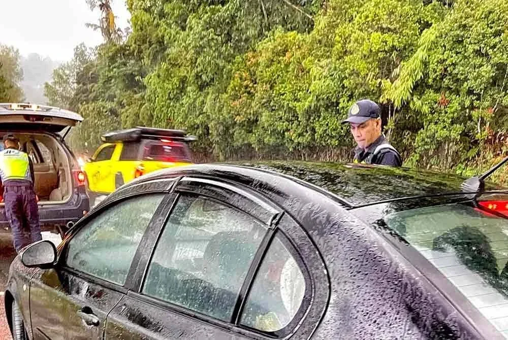 Anggota JPJ menjalankan pemeriksaan dan berjaya mengesan
dua individu yang memujuk dan mendesak penumpang di kawasan Genting Highlands pada Sabtu. - Foto: JPJ Pahang.