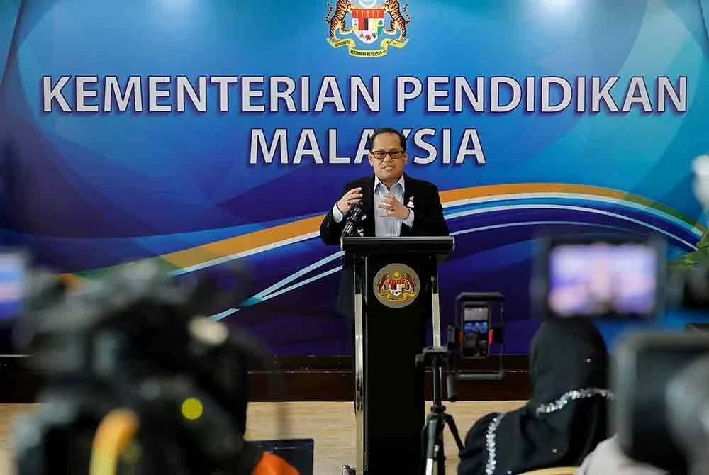 Dr Mohd Azam bercakap ketika sidang akhbar khas di Kementerian Pendidikan hari ini. - Foto: Bernama