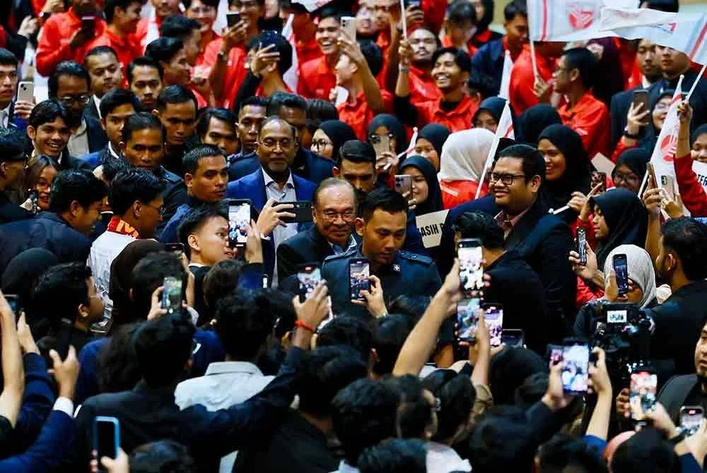 Perdana Menteri, Datuk Seri Anwar Ibrahim menyantuni pelajar-pelajar yang hadir pada majlis perasmian penutupan International Young Future Leaders Summit (iFUTURE) 2025 di Dewan Merdeka, Pusat Dagangan Dunia Kuala Lumpur hari ini. Foto Bernama