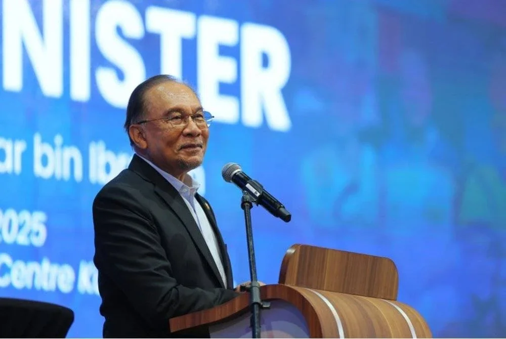 Anwar menyampaikan ucapan pada majlis perasmian penutupan iFUTURE 2025 di Dewan Merdeka, Pusat Dagangan Dunia Kuala Lumpur pada Isnin. Foto Bernama