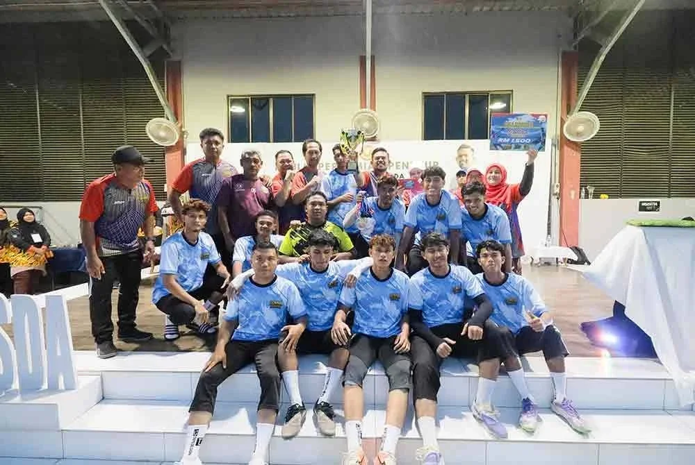 Manndzri (belakang) bersama Piala Kejohanan Piala Pengerusi RISDA Peringkat Negeri Kedah 2025 bersama johan acara bola sepak, Pasukan GEMPAK Parlimen Sik.