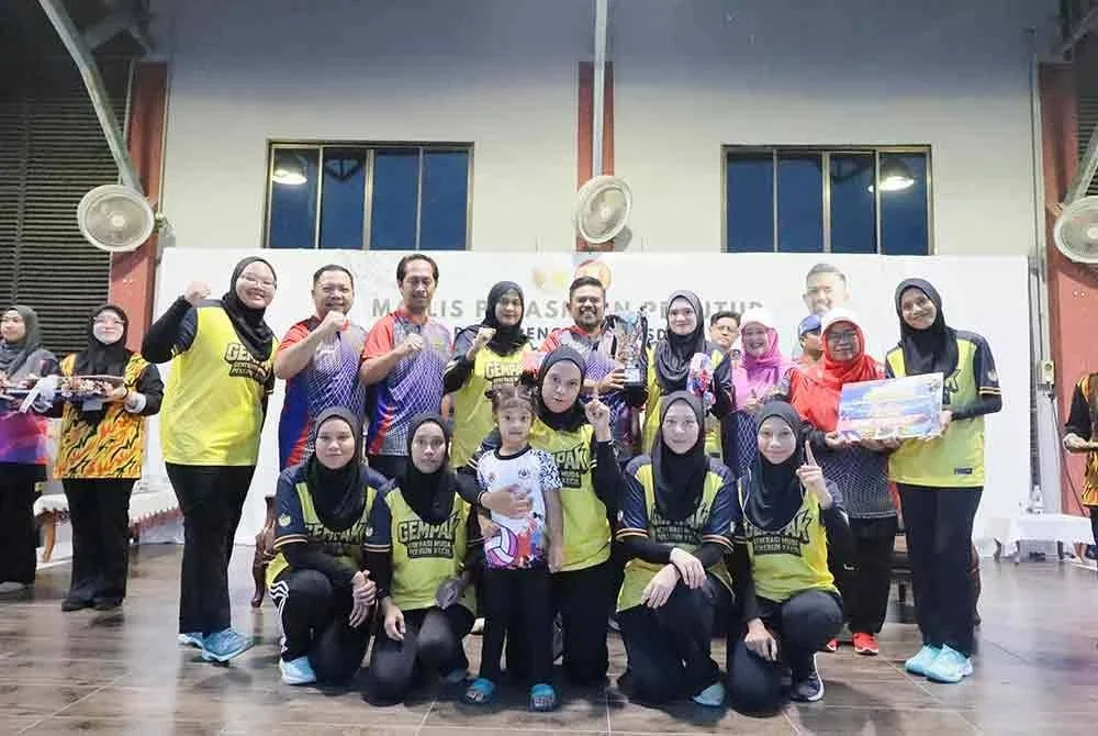 Manndzri (belakang, tengah) bergambar bersama johan acara bola jaring, Pasukan GEMPAK Parlimen Sungai Petani.