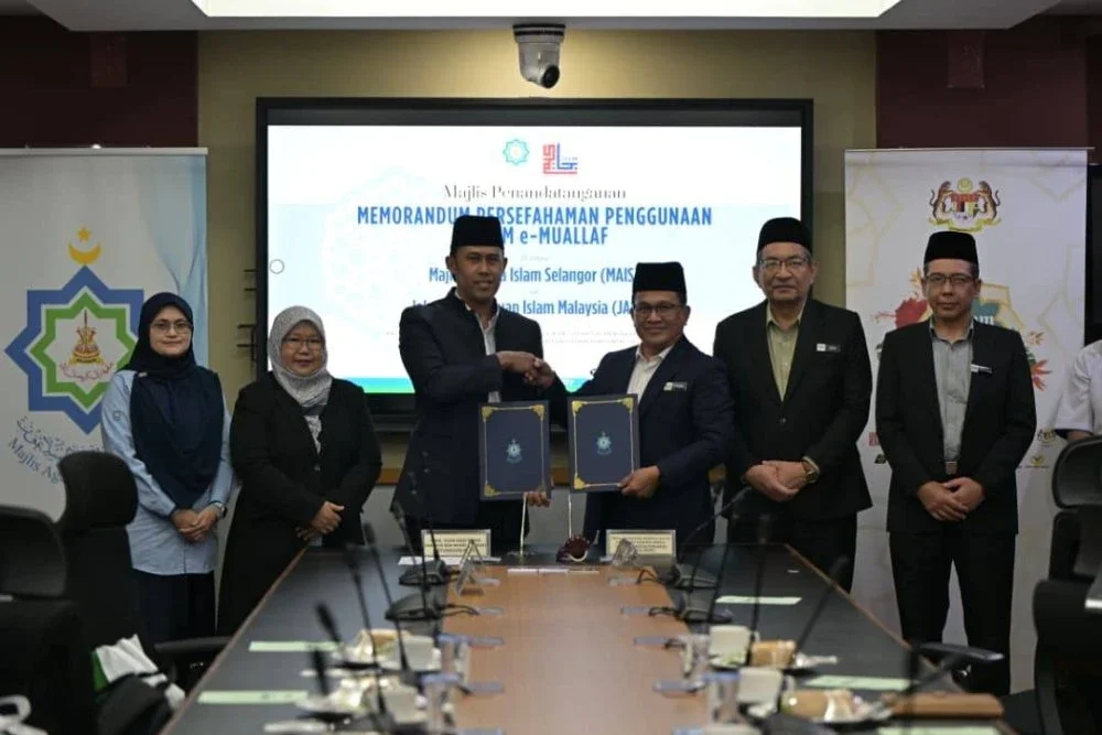 Setiausaha MAIS, Mohd Sabirin Mohd Sarbini (tiga dari kiri) dan Timbalan Ketua Pengarah (Operasi) JAKIM, Brigedier Jeneral Datuk Mohd Ajib Ismail (tiga dari kanan) ketika majlis menandatangani MoU di di Menara Utara, Bangunan Sultan Idris Shah, Shah Alam pada Isnin. 