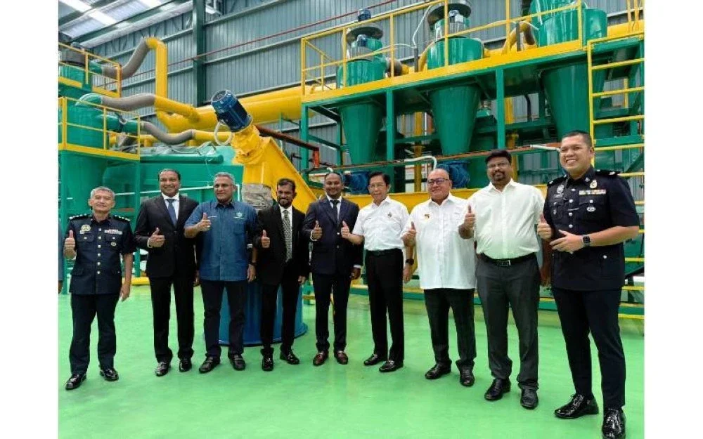 Jalaluddin (empat dari kanan), ketika melancarkan Fasiliti Pemerolehan Kembali (Recovery) Bahan Buangan Terjadual SW103 Bateri Lithium terpakai di Nilai pagi tadi.