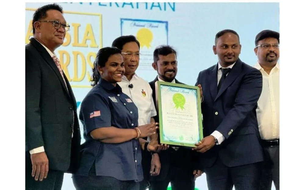 Fasiliti berteknologi tinggi ini turut menerima pengiktirafan daripada Malaysia Book of Records sebagai First Lithium Battery Recovery Process with Environmental Control System. Sijil MBOR yang disampaikan oleh wakilnya, Menaga Vadamalai (dua dari kiri) kepada Magathevan Anthony, Pengarah MS Waste Management Sdn Bhd (lima dari kiri).