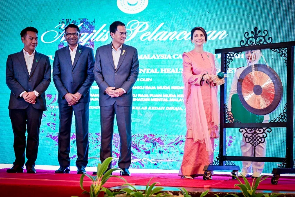 Che Puan Muda Zaheeda memukul gong sebagai simbolik pelancaran MMHA cawangan Kedah disaksikan Tengku Sarafudin (tiga dari kiri) dan Andrew (dua dari kiri) di Alor Setar pada Isnin.