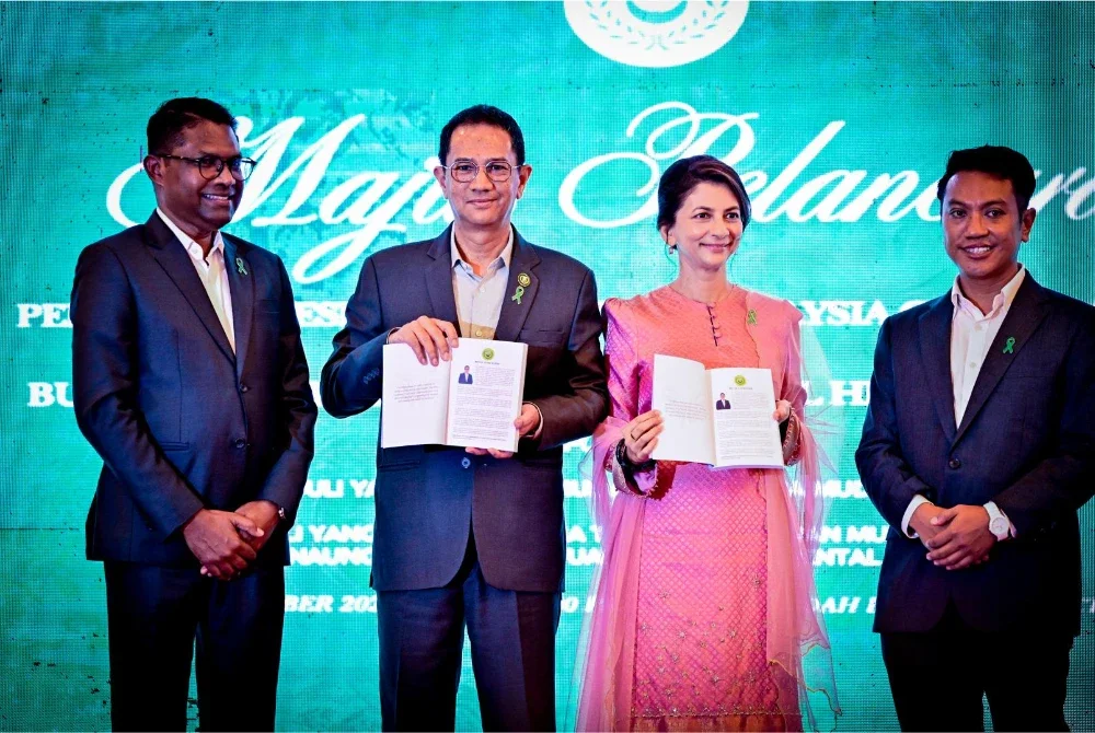 Tengku Sarafudin (dua dari kiri) bersama Che Puan Muda Zaheeda (dua dari kanan) ketika melancarkan buku ‘Mental Health and Society’ di Alor Setar.