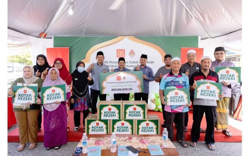 Selain berzakat, McDonald’s Malaysia juga menyumbangkan Kotak Rezeki kepada 50 keluarga asnaf di sekitar Kota Bharu