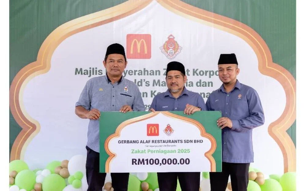 McDonald’s Malaysia menyerahkan cek replika zakat bernilai RM100,000 sebagai simbolik penyerahan zakat kepada MAIK.