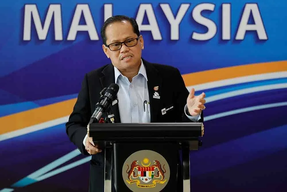 Ketua Pengarah Pendidikan Dr Mohd Azam Ahmad bercakap berkaitan kes salah laku seksual di sebuah sekolah di Melaka pada sidang media khas di Kementerian Pendidikan hari ini. Foto Bernama