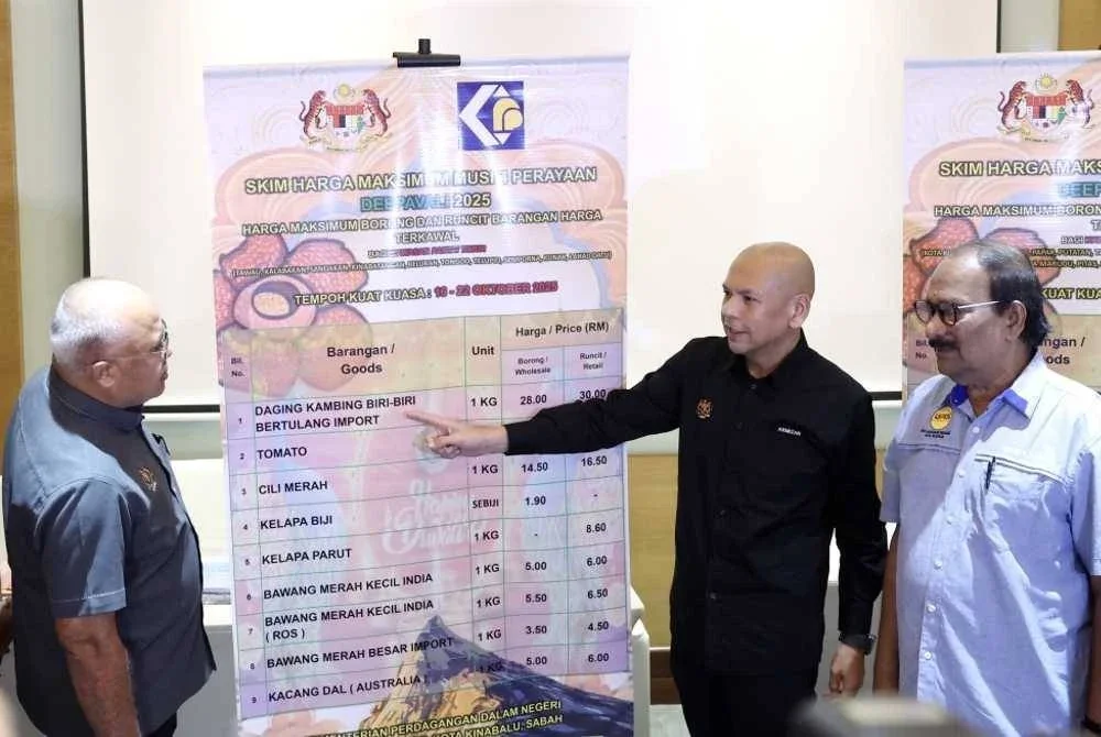 Armizan menunjukkan harga maksimum barangan mengikut SHMMP Deepavali selepas mengadakan sidang media di SICC pada Isnin. Foto Bernama