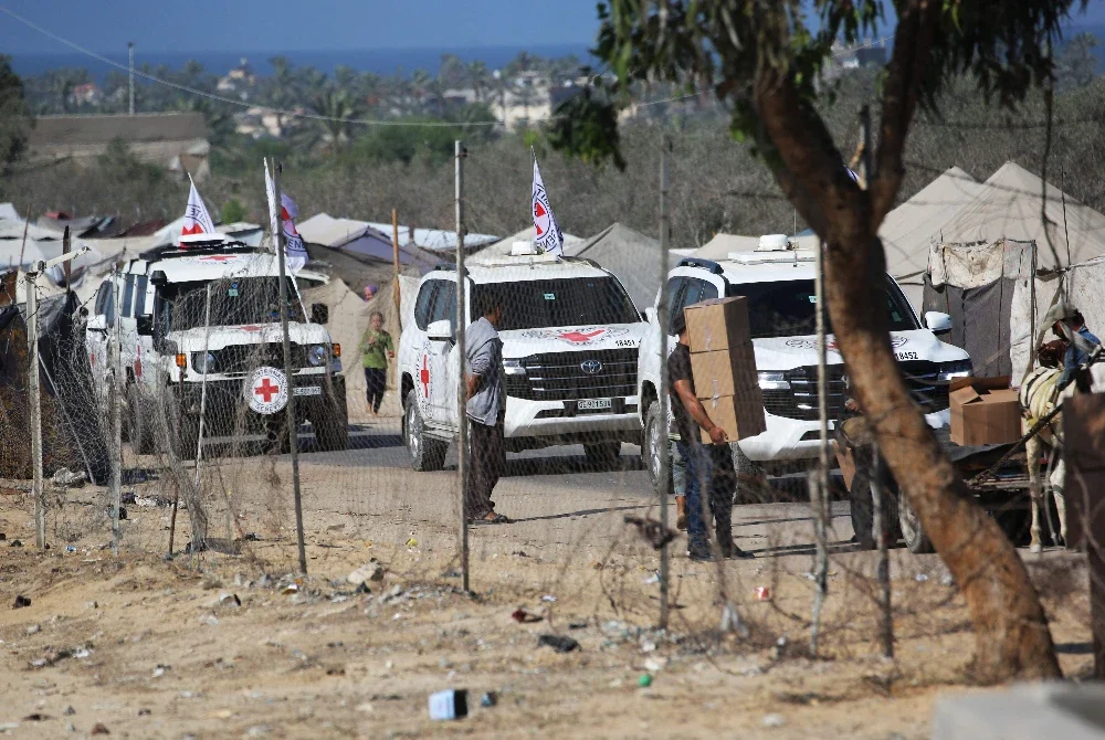 Kenderaan ICRC beredar bersama kumpulan kedua tebusan Israel yang dibebaskan oleh Hamas di selatan Deir el-Balah, di tengah Jalur Gaza, pada 13 Oktober 2025. Foto AFP