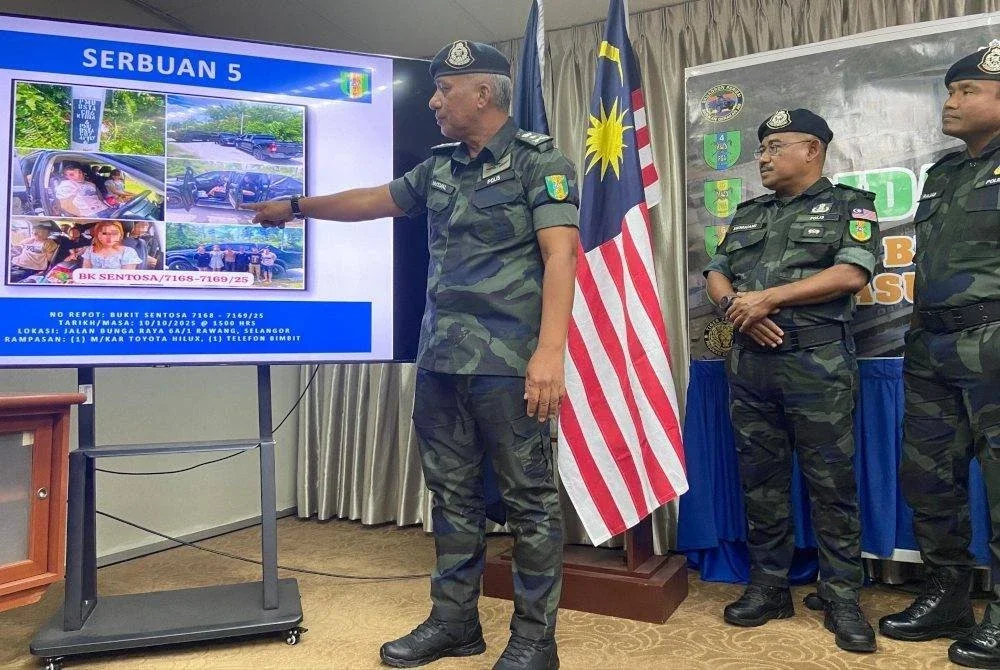 Hakemal (kiri) menunjukkan paparan antara individu yang ditahan membabitkan sindiket PATI dalam sidang akhbar di Markas Briged Tengah PGA Cheras, Kuala Lumpur pada Isnin.