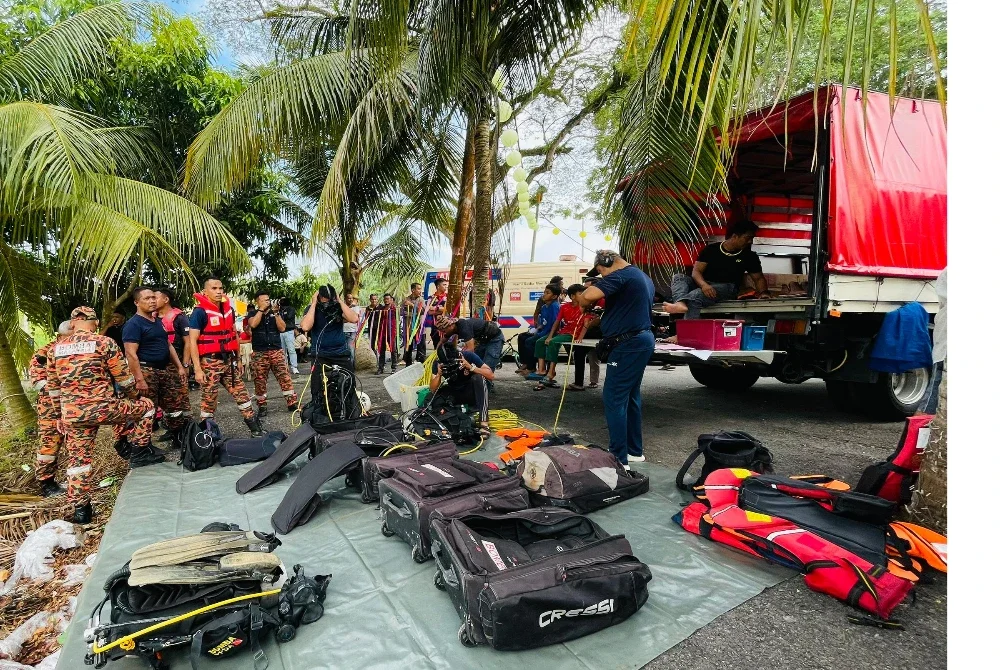 Anggota BBP Pagoh memulakan operasi mencari dan menyelamat seorang mangsa selepas kereta terjunam ke dalam Sungai Panchor, Muar, pada petang Isnin. Foto JBPM Johor