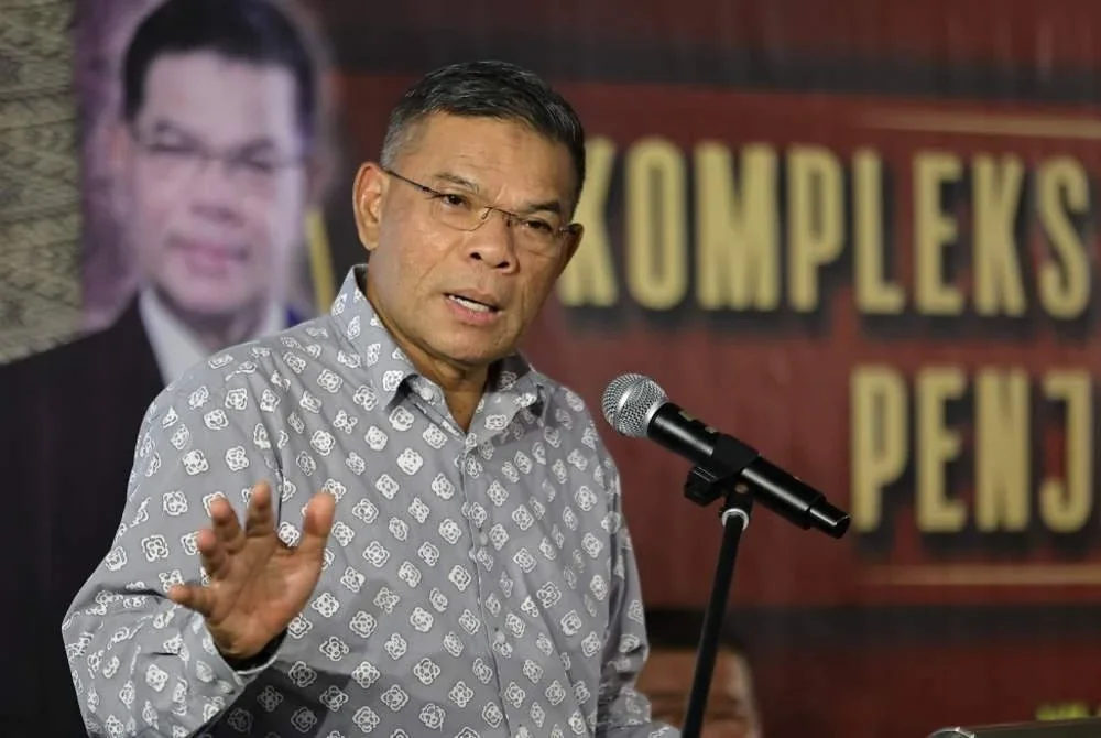 Saifuddin Nasution berucap pada perasmian Kompleks Songket Sri Kenyalang Penjara Puncak Borneo pada Isnin. Foto Bernama