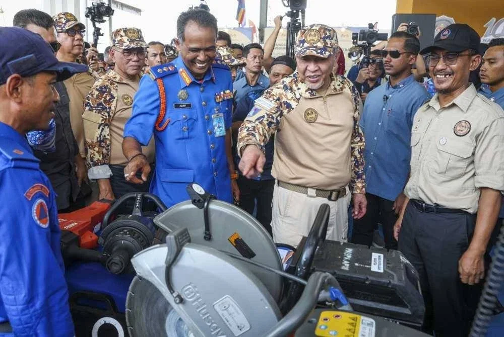 Ahmad Zahid melawat reruai pameran Angkatan Pertahanan Awam selepas merasmikan Sambutan Bulan Kesiapsiagaan Nasional 2025 pada Isnin. Foto Bernama