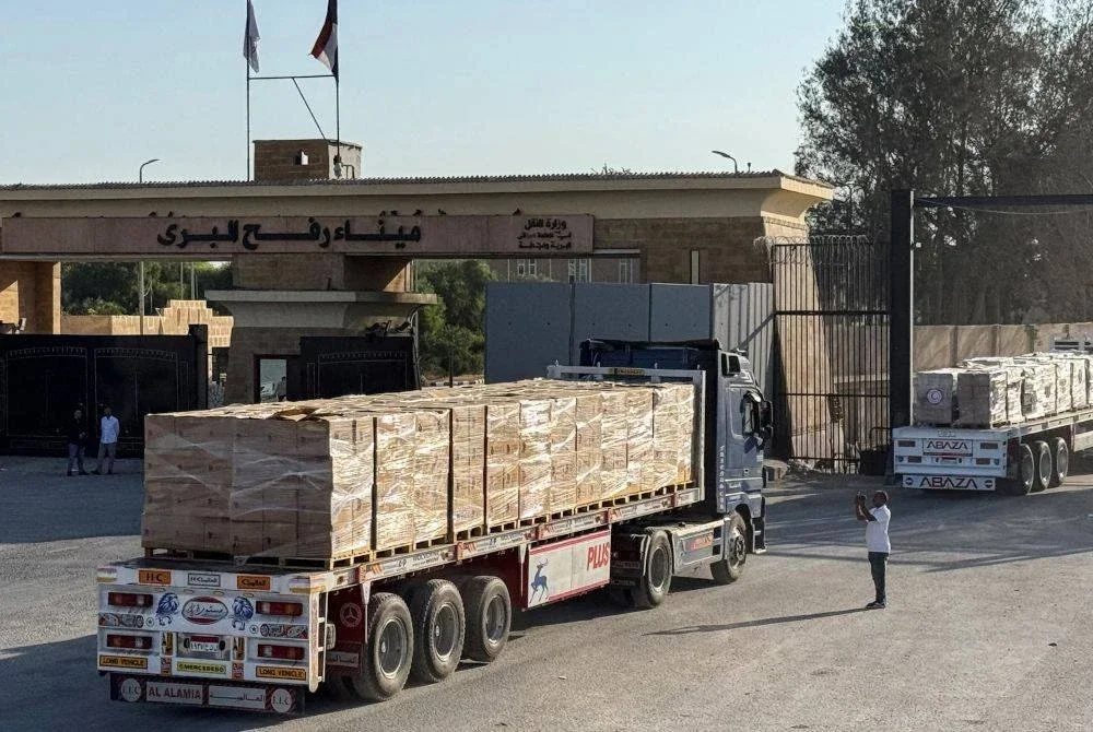 Lori bantuan kemanusiaan menunggu kebenaran di sempadan Rafah, Mesir, sebelum dibawa ke Genting Gaza. AFP