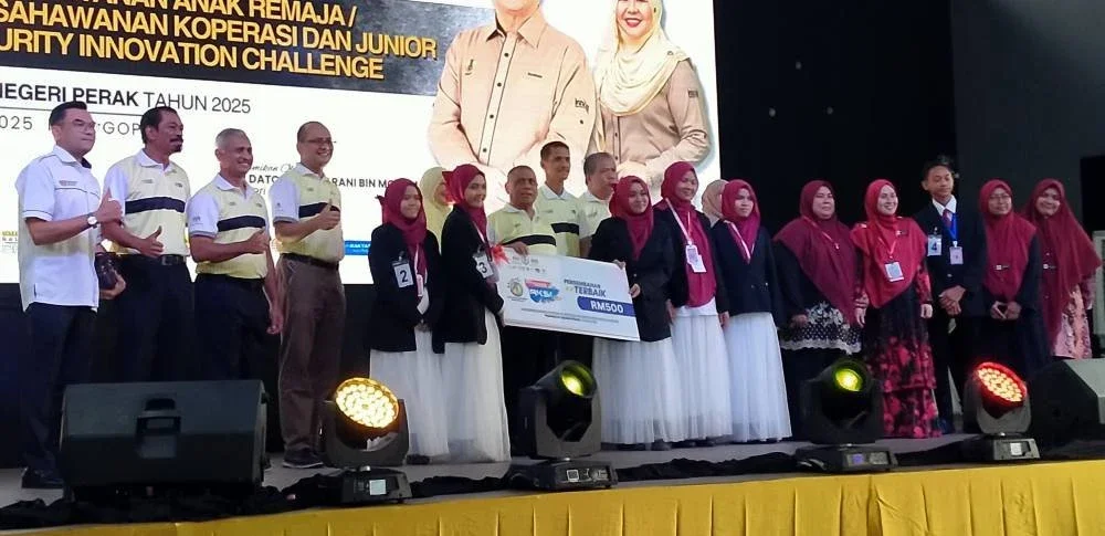 Saarani (tujuh dari kiri) menyampaikan hadiah kepada pemenang selepas menyempurnakan Majlis Penutupan AKAR, AKSI dan J-SINC Peringkat Negeri Perak 2025 di Dewan Terbuka, RTC Gopeng pada Ahad.