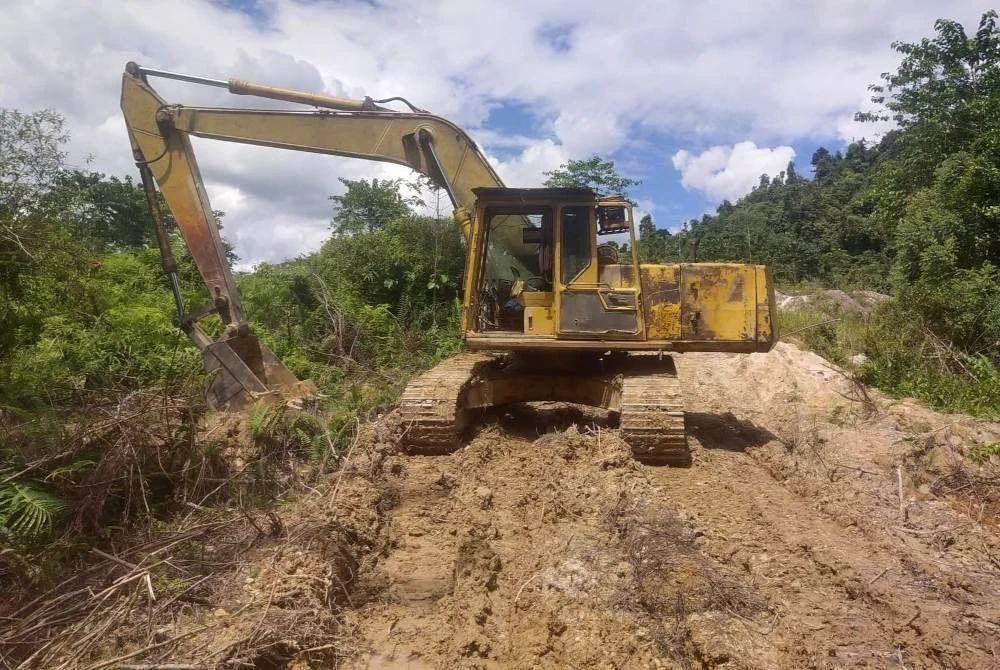 Jentera yang dipercayai digunakan untuk aktiviti melombong emas. Foto PDRM