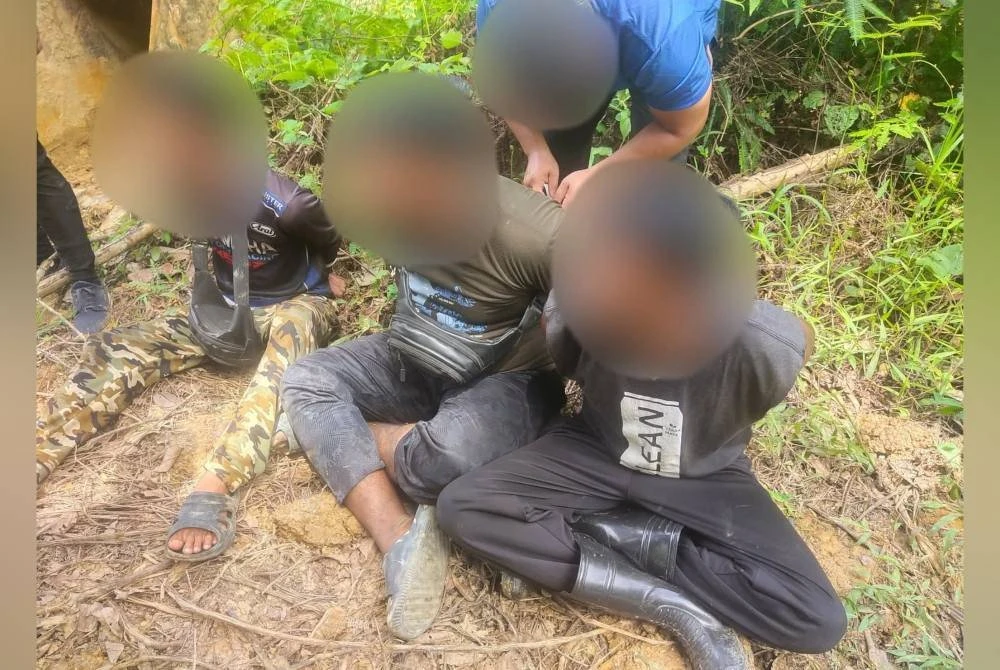 Dua lelaki warga Indonesia ditahan selepas tinggal melebihi tempoh yang ditetapkan dan seorang lagi ditahan kerana tiada dokumen sah. Foto PDRM
