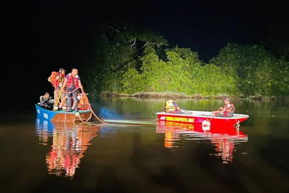 Kerja-kerja menaikkan kereta yang terjunam ke dalam Sungai Panchor sedang dijalankan oleh pasukan penyelamat. Foto JBPM Johor