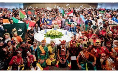 Ahmad Zahid dan Zambry bergambar bersama peserta dari 50 negara pada majlis peluncuran iFUTURE 2025 di WTCKL, Kuala Lumpur pada Sabtu.