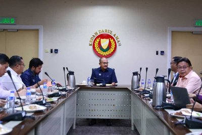 Mohd Salleh ketika mempengerusikan mesyuarat persediaan Karnival Usahawan Kedah di Wisma Darul Aman Alor Setar.