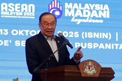 Perdana Menteri, Datuk Seri Anwar Ibrahim menyampaikan ucapan pada Majlis Perjumpaan Perdana Menteri Bersama Warga Jabatan Perdana Menteri bagi Bulan Oktober di Puspanitapuri hari ini. Foto Bernama