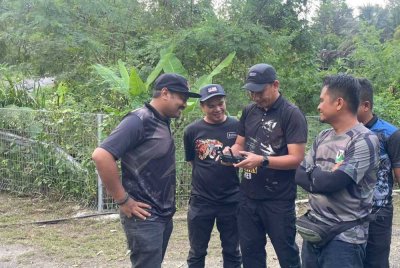 Perhilitan menggunakan dron bagi terus memantau dakwaan kehadiran harimau di sekitar Pangsapuri Sri Baiduri, Ukay Perdana di Ampang. - Foto: Perhilitan