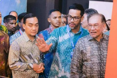 Idzham (tengah) bersama Perdana Menteri bersama yang juga merangkap Menteri Kewangan, Datuk Seri Anwar Ibrahim (kanan) dan Menteri Besar Johor, Datuk Onn Hafiz Ghazi.