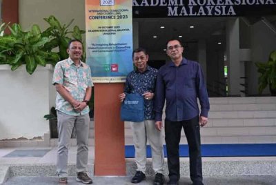Rozi (kiri) dan Muhammad Pehimi (tengah) ketika menghadiri International Correctional and Counselling Conference (ICCC) 2025 di Langkawi.