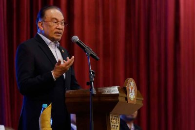 Perdana Menteri, Datuk Seri Anwar Ibrahim menyampaikan ucapan pada Majlis Perjumpaan Perdana Menteri Bersama Warga Jabatan Perdana Menteri bagi Bulan Oktober di Puspanitapuri hari ini. Foto Bernama