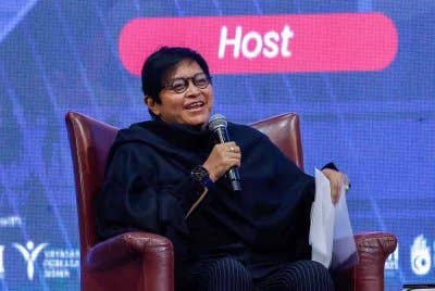 Azalina ketika menjadi moderator untuk forum Nation Building and Future Resilience: Youth and Bullying pada Isnin. Foto Bernama