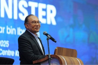 Anwar menyampaikan ucapan pada majlis perasmian penutupan iFUTURE 2025 di Dewan Merdeka, Pusat Dagangan Dunia Kuala Lumpur pada Isnin. Foto Bernama