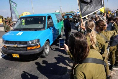 Kenderaan yang membawa tahanan yang dibebaskan oleh Hamas dari Jalur Gaza tiba di pangkalan tentera Reim berhampiran sempadan Gaza di selatan Israel pada 13 Oktober 2025. Foto AFP