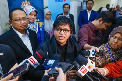 Azalina bercakap kepada pemberita selepas Sidang Kemuncak Pemimpin Muda Antarabangsa di Dewan Merdeka, Pusat Dagangan Dunia (WTC) pada Isnin. Foto Bernama