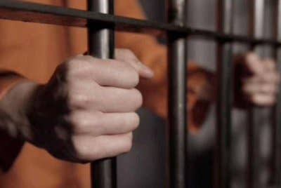 Mahkamah Rayuan mengekalkan hukuman penjara seumur hidup dan 12 sebatan terhadap seorang buruh kerana mengedar methamphetamine, lima tahun lepas. Gambar hiasan