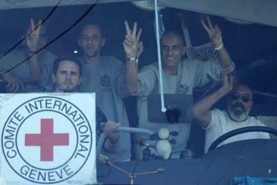 Warga Palestin membuat isyarat dari dalam sebuah bas selepas dibebaskan dari penjara tentera Ofer yang terletak antara Ramallah dan Beitunia di Tebing Barat yang diduduki pada 13 Oktober 2025. Foto AFP