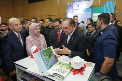 Anwar melawat reruai sempena Forum Kewangan Islam Global 2025 yang berlangsung di Sasana Kijang pada Isnin. Foto Bernama