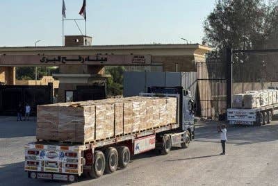 Lori bantuan kemanusiaan menunggu kebenaran di sempadan Rafah, Mesir, sebelum dibawa ke Genting Gaza. AFP