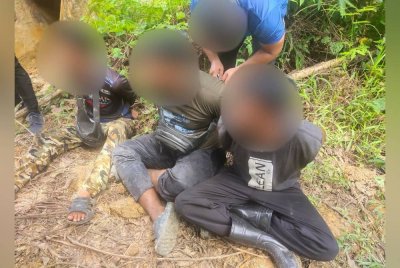 Dua lelaki warga Indonesia ditahan selepas tinggal melebihi tempoh yang ditetapkan dan seorang lagi ditahan kerana tiada dokumen sah. Foto PDRM
